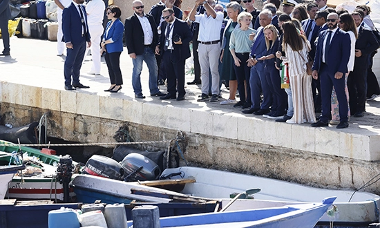 Meloni au cours de sa visite a la barque