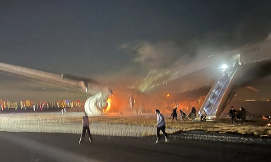 avion en feu aeroport de Tokyo