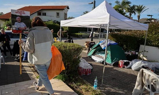 des familles campent devant le domcile de Netanyahu