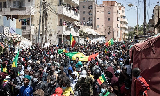 devant la maison Osmane Sanko
