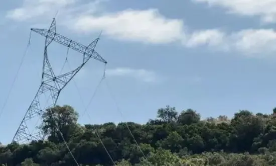 un pilone electrique se couche